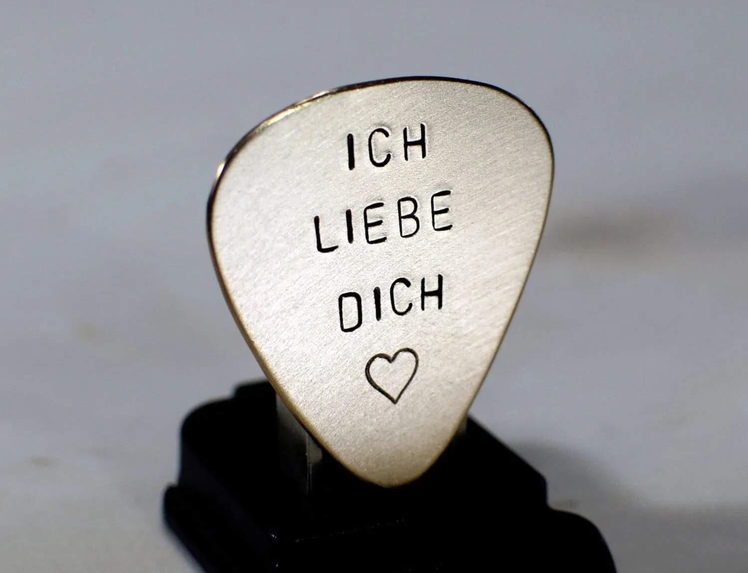 Ich liebe Dich Bronze Guitar Pick in bronze aka I love you in German