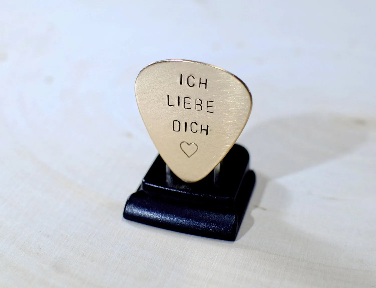 Ich liebe Dich Bronze Guitar Pick in bronze aka I love you in German