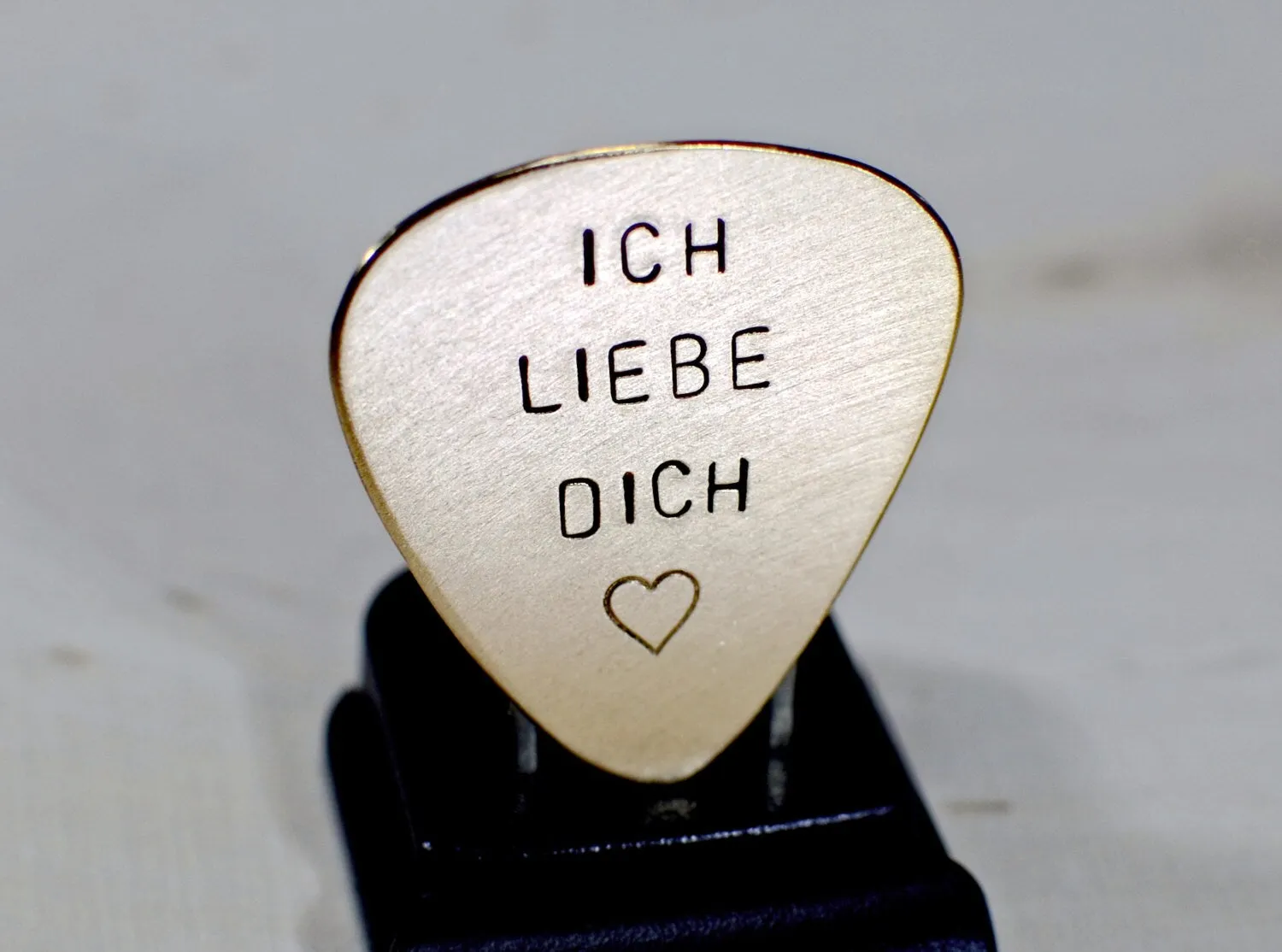 Ich liebe Dich Bronze Guitar Pick in bronze aka I love you in German
