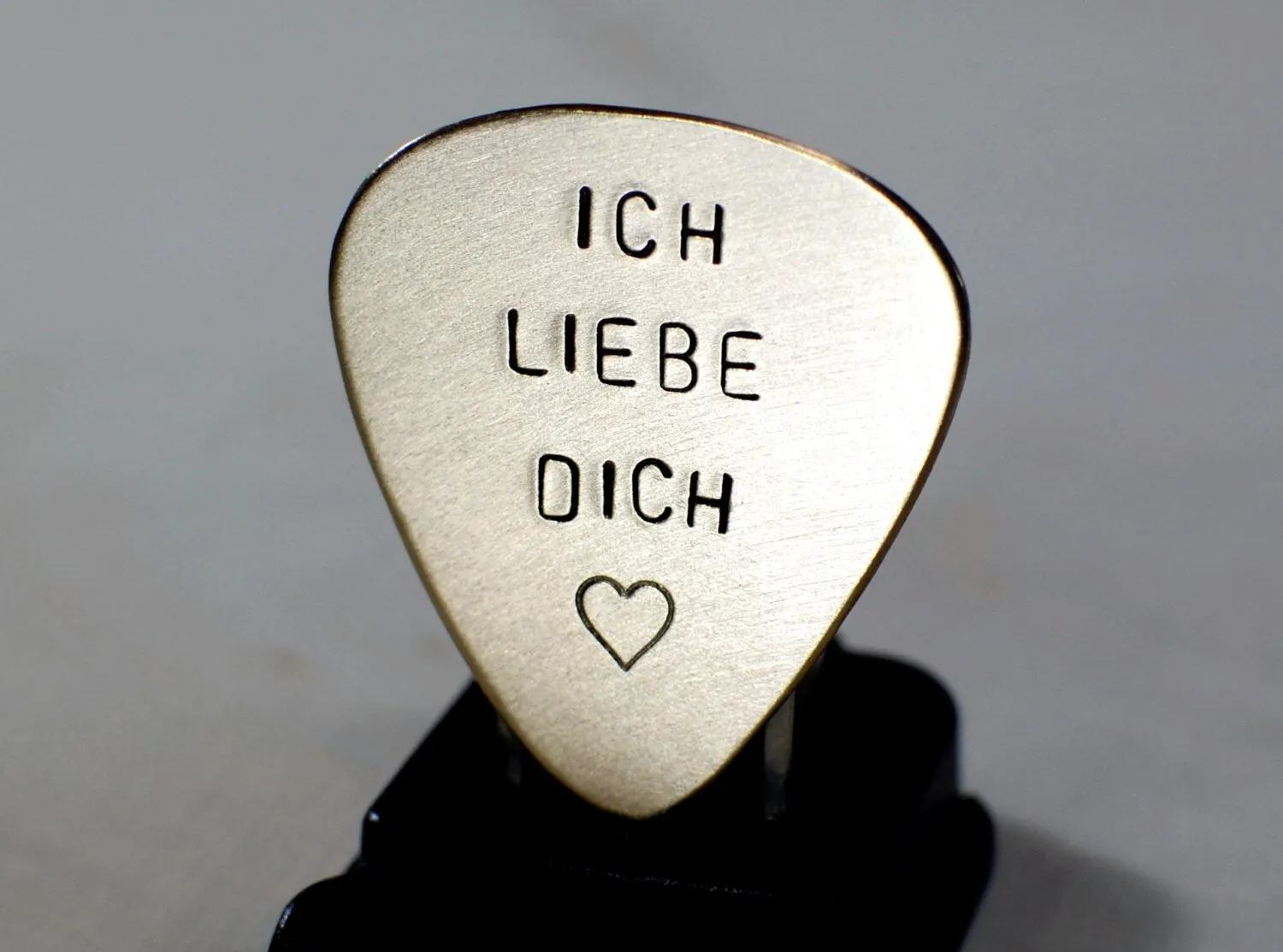 Ich liebe Dich Bronze Guitar Pick in bronze aka I love you in German