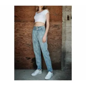 NEW AARON &amp; AMBER straight leg jean in med wash