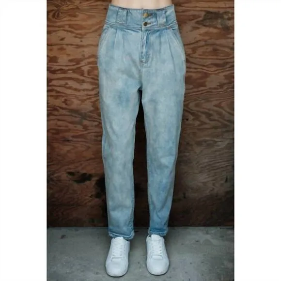 NEW AARON &amp; AMBER straight leg jean in med wash