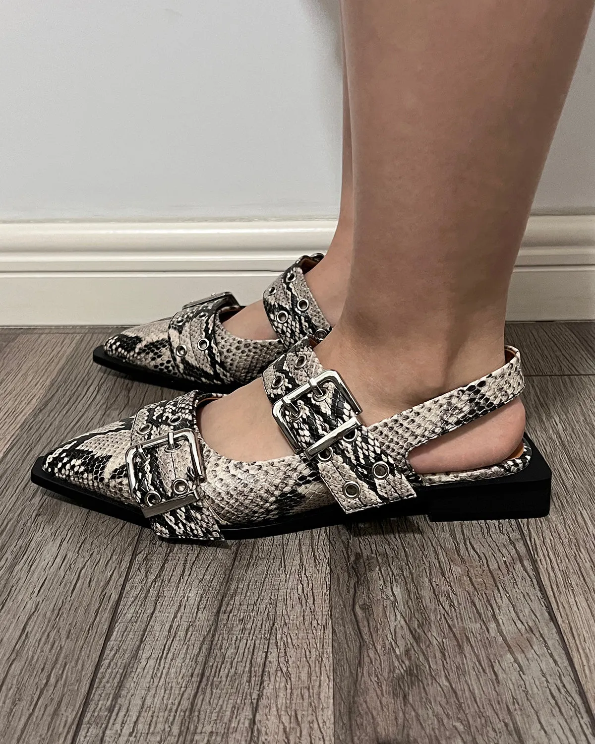 Snake leather pointed toe big buckle flat shoes