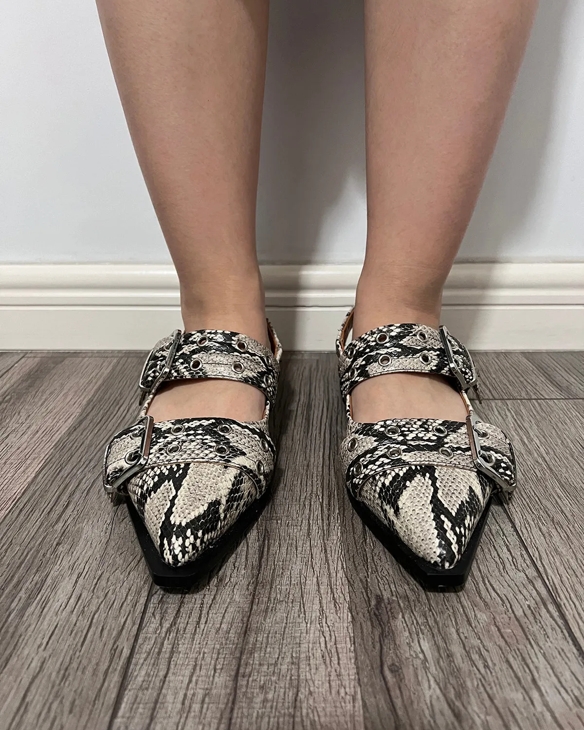 Snake leather pointed toe big buckle flat shoes