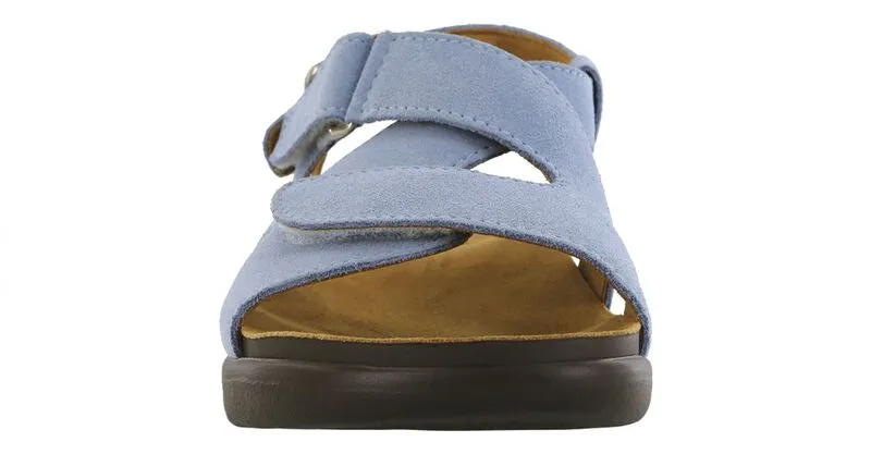 Women's Huggy Cross Strap Sandal in Sky Harbor