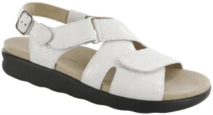 Women's Huggy Cross Strap Sandal in Vanilla